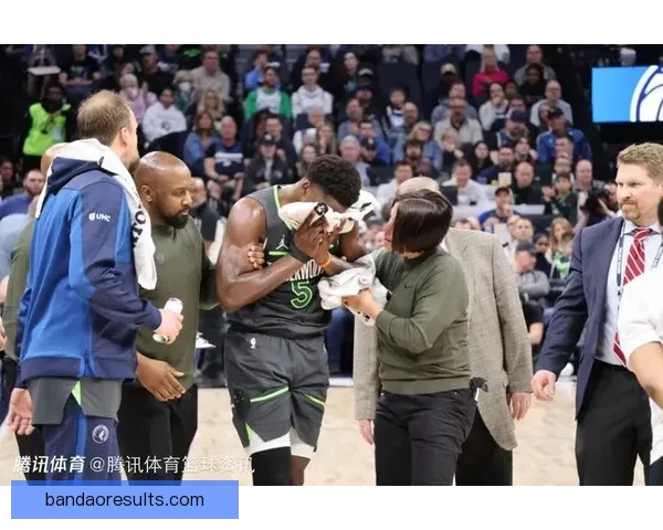 多尔特突破上篮重摔倒地受伤 已返回更衣室接受检查